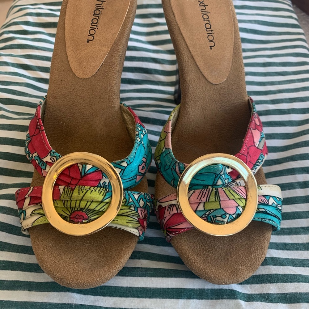 Super cute floral heels! 👠